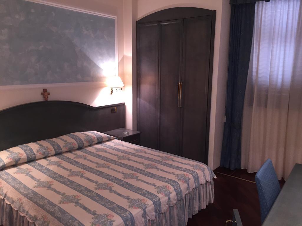 Oscar E Amorina Montegiorgio Zimmer foto