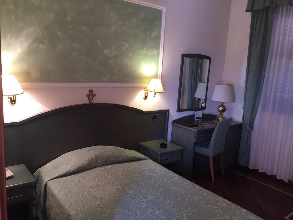Oscar E Amorina Montegiorgio Zimmer foto