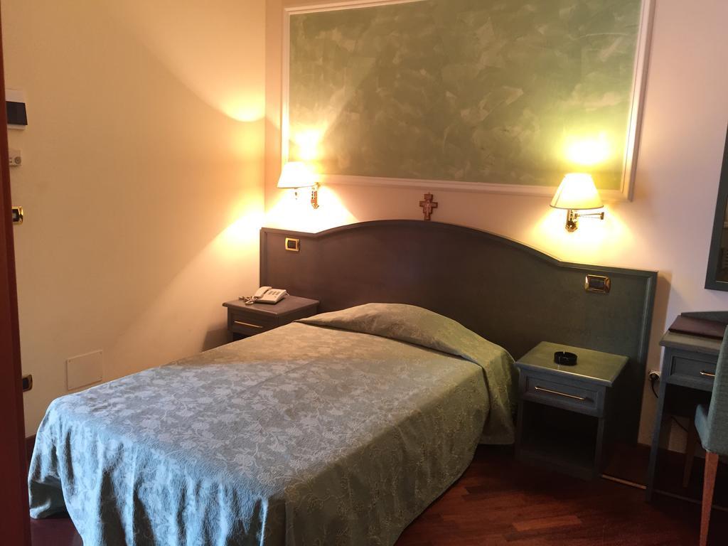 Oscar E Amorina Montegiorgio Zimmer foto